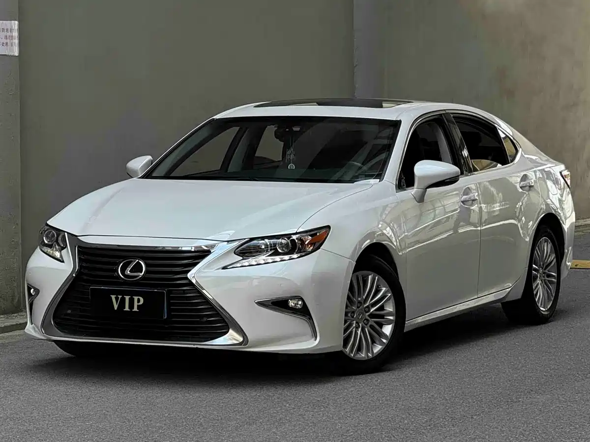 Фото 1 - Lexus ES