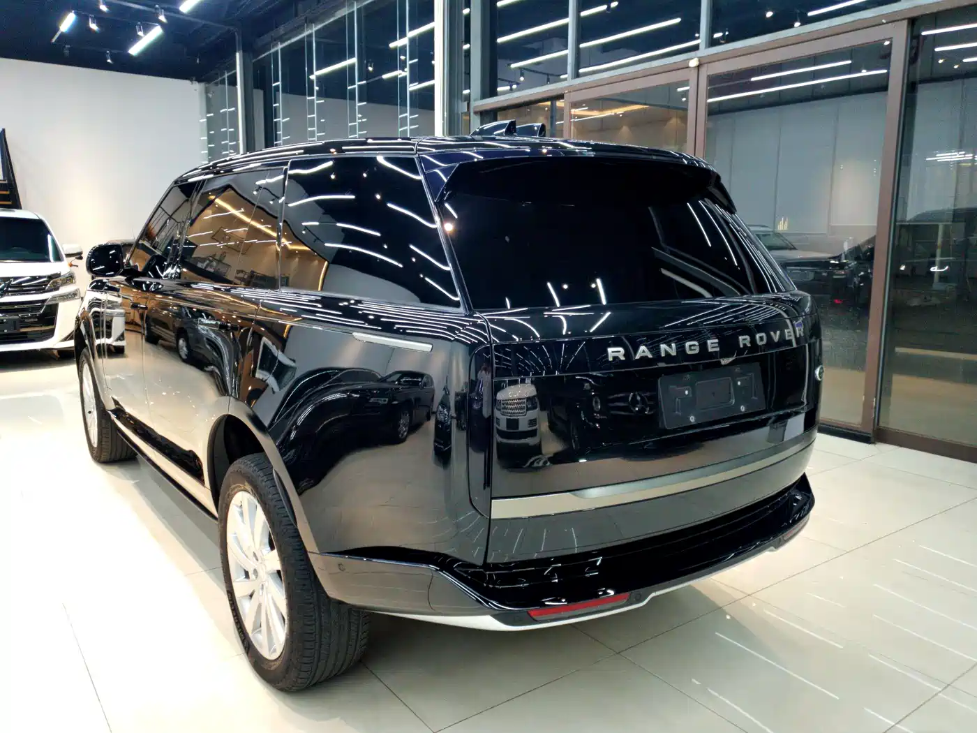 Land Rover Range Rover 2023 3.0 L6 400PS Golden Age 7-Seater Long Wheelbase фото 4