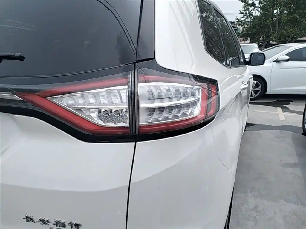 Фото 8 - Ford Edge
