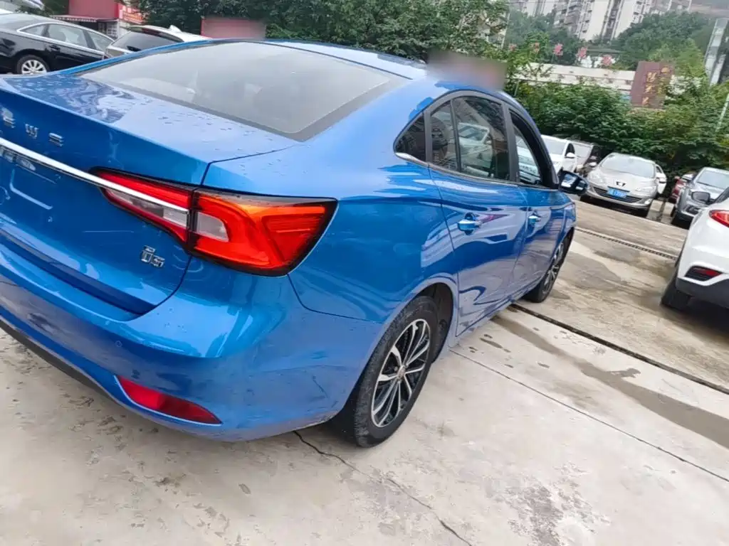 Фото 8 - Roewe i5