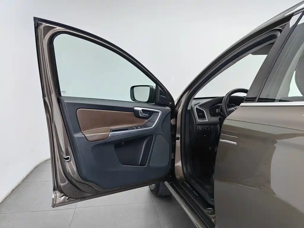 Фото 8 - Volvo XC60