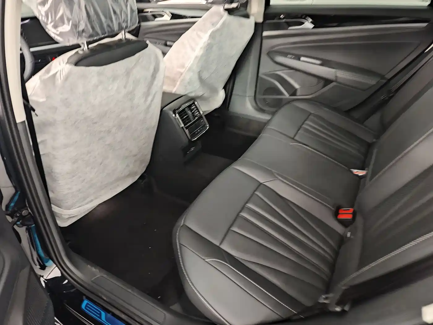 Volkswagen Passat 2026 Outstanding Edition 330TSI Starlight Elite Version фото 5