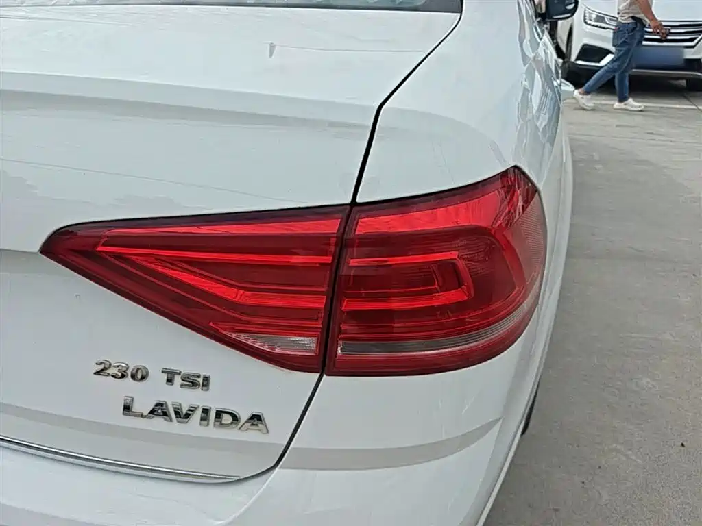 Volkswagen Lavida 2017 1.6L Manual Comfort Edition фото 8