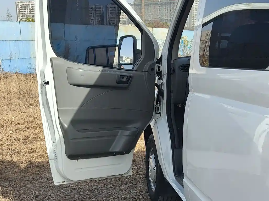 SAIC Maxus Xintu V80 2015 2.5T Manual Proud Transporter Edition Short Wheelbase Medium Roof фото 8