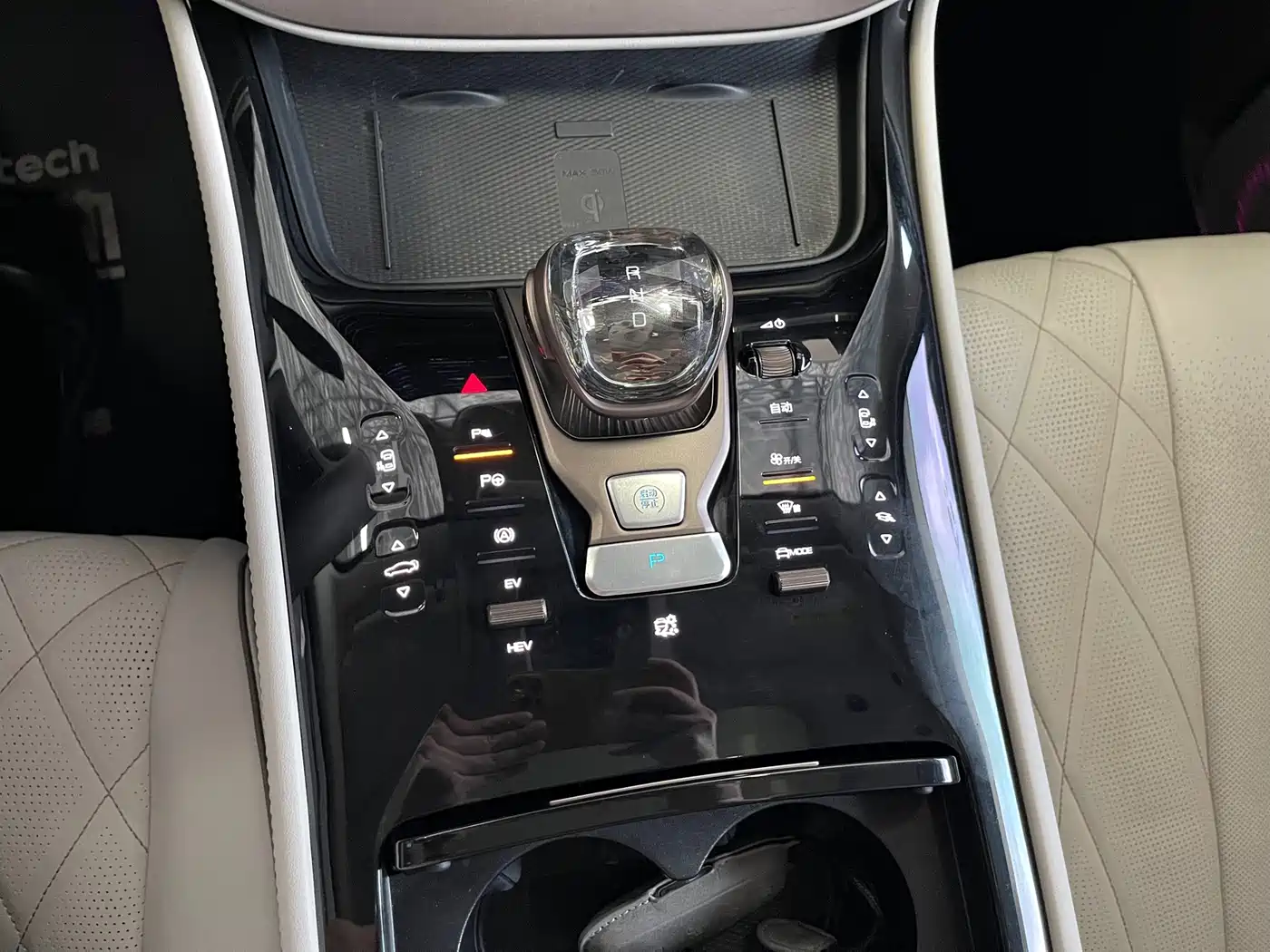 Denza D9 2023 2022 DM-i 970 AWD Flagship