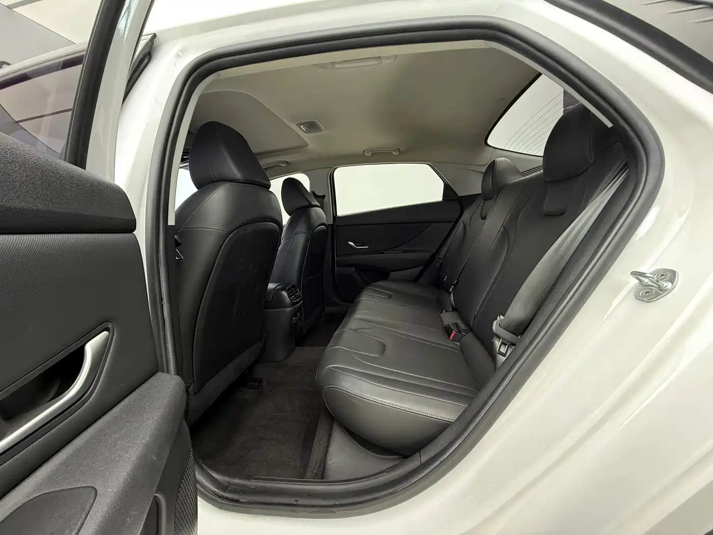 Hyundai Elantra 2021 1.5L CVT LUX Premium Edition фото 17