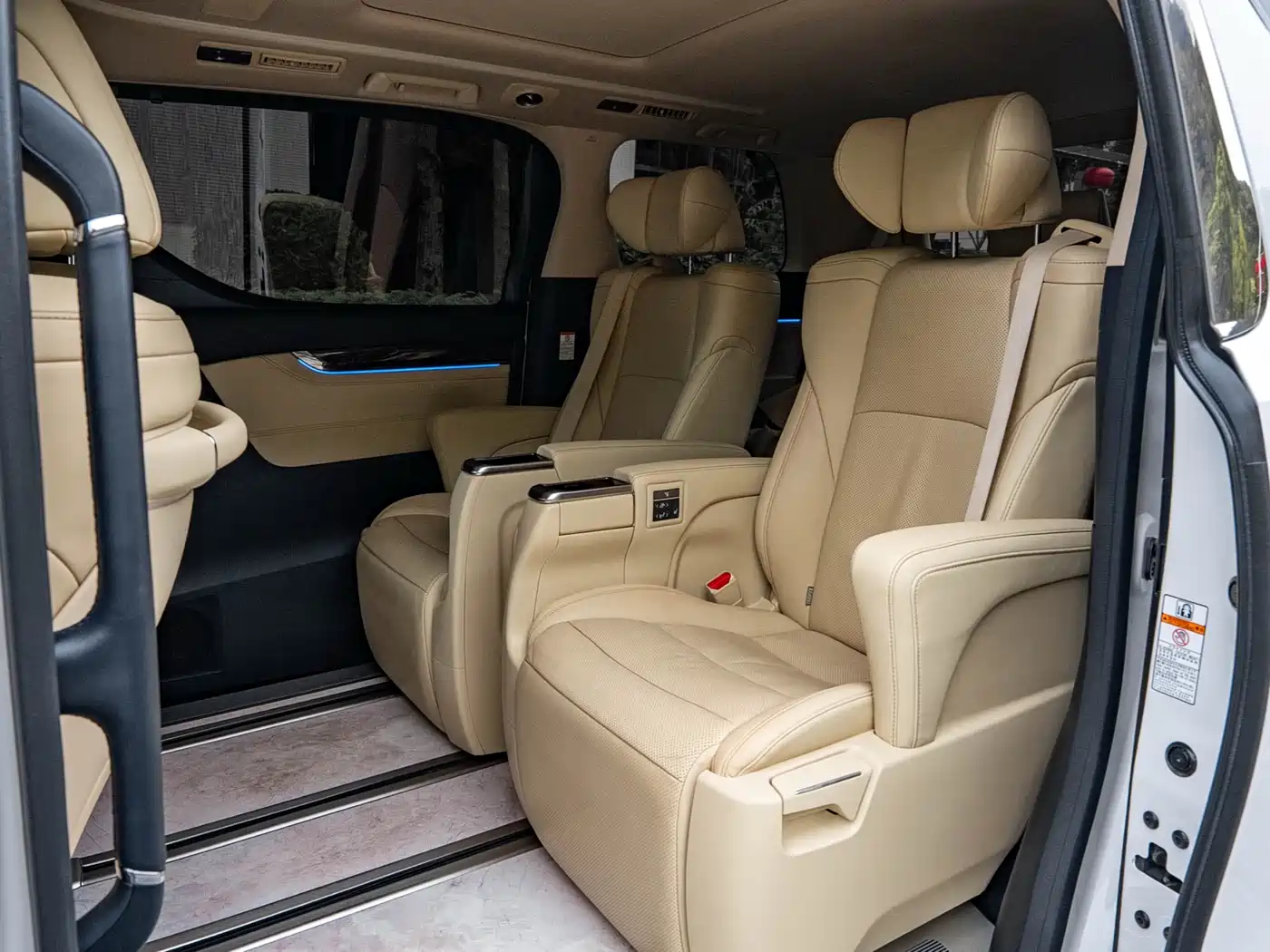 Toyota Alphard 2019 Hybrid 2.5L Luxury фото 11
