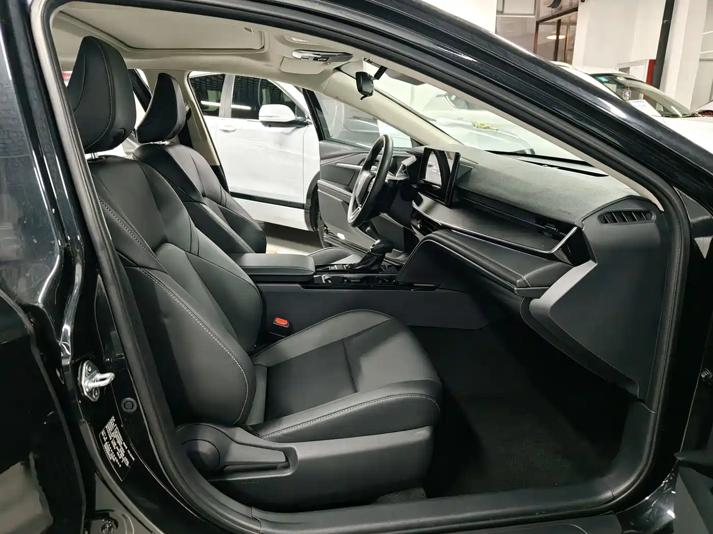 Toyota Camry 2024 Hybrid 2.0HE Elite Edition фото 8