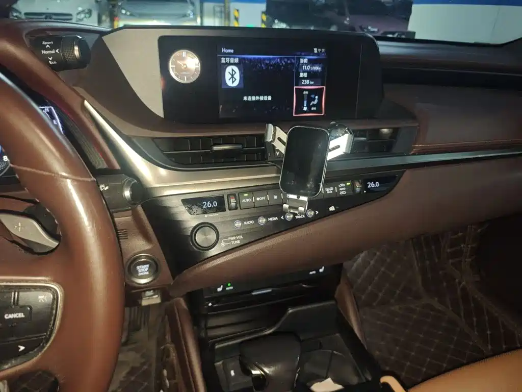 Фото 6 - Lexus ES
