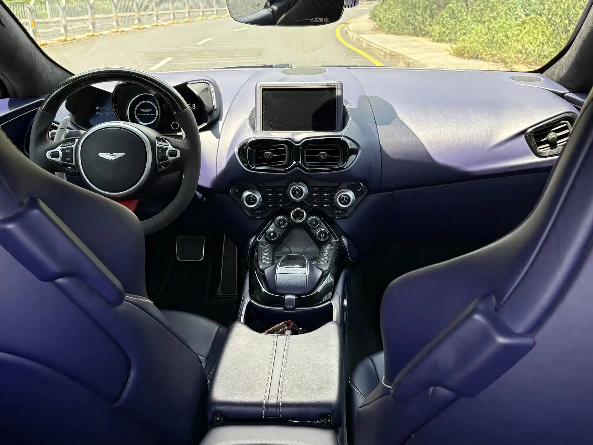 Фото 12 - Aston Martin Vantage