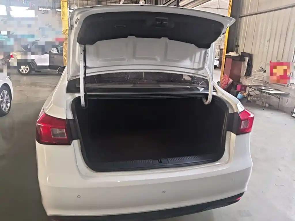 Фото 19 - Roewe 360