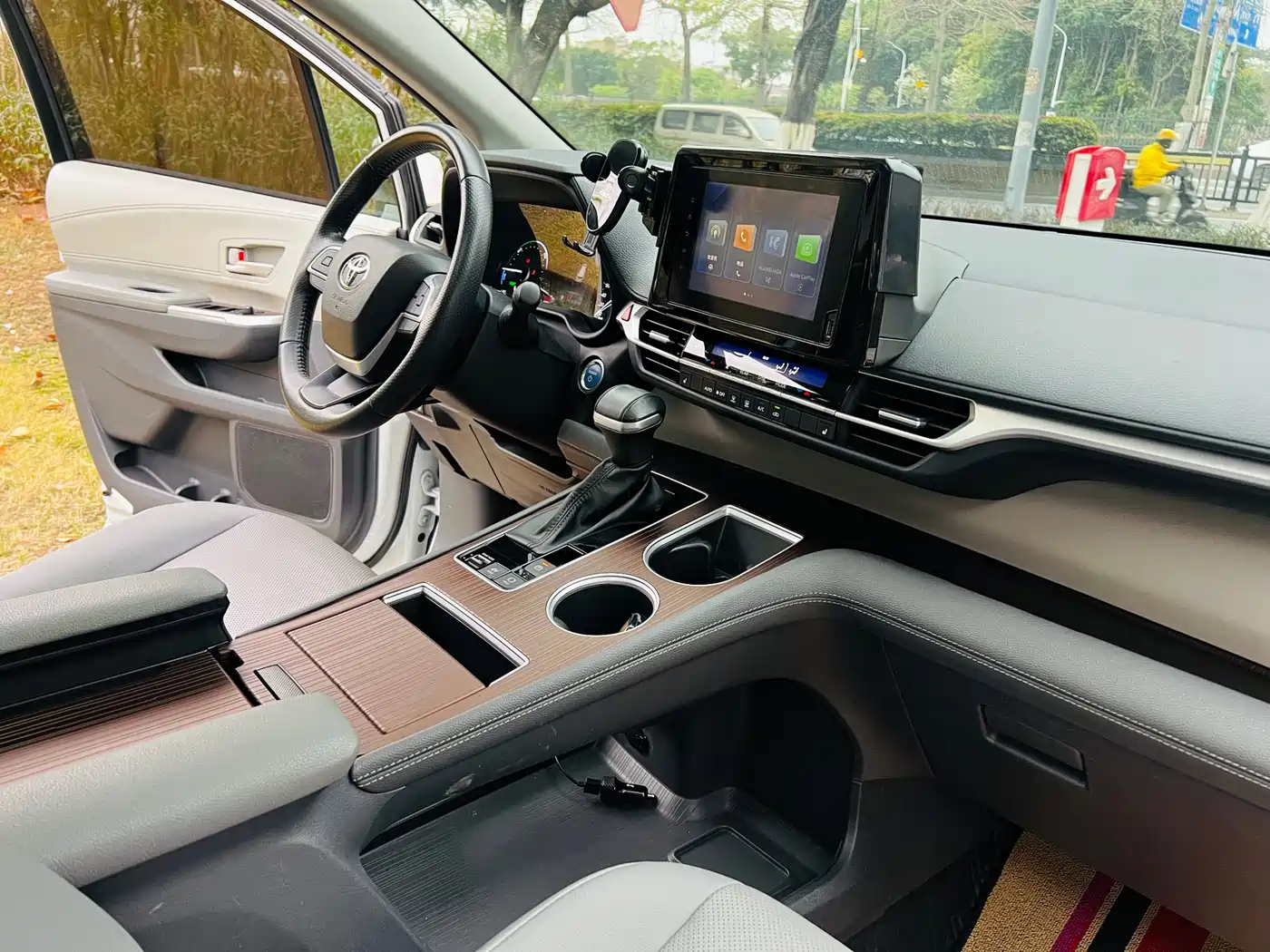 Toyota Sienna 2021 2.5L Hybrid Luxury Edition фото 12