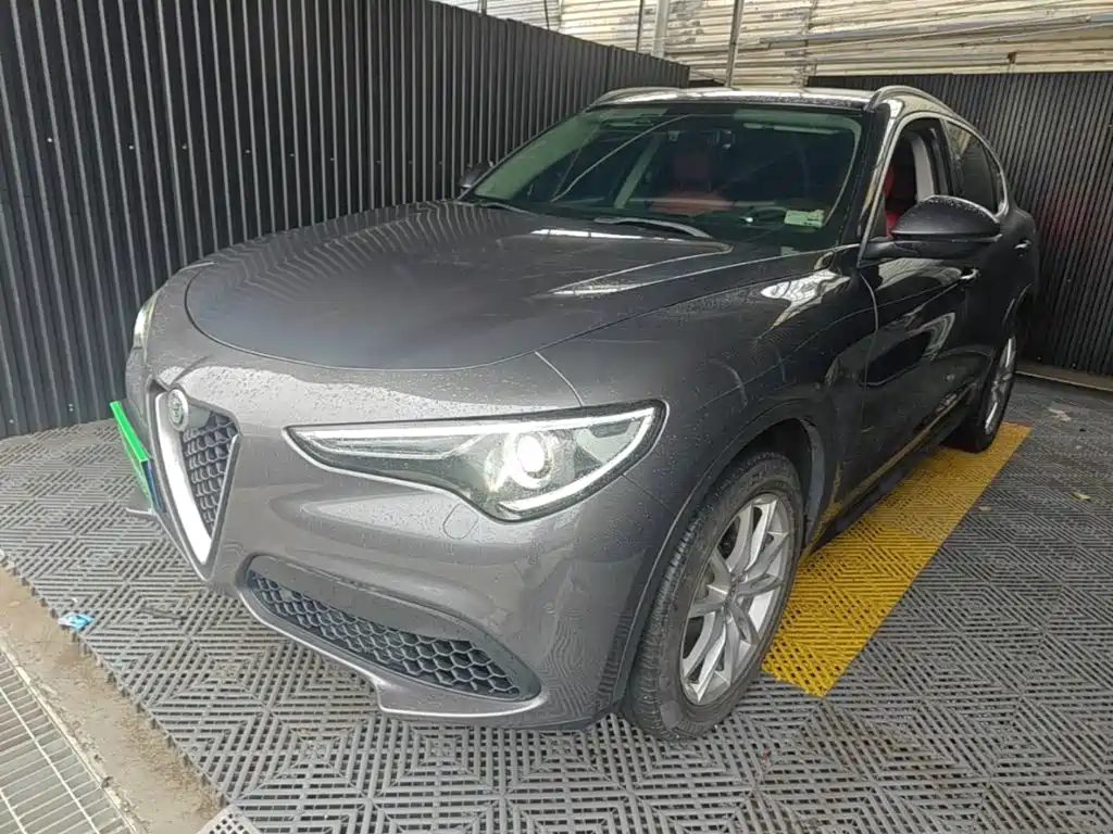  Alfa Romeo Stelvio 2017 2.0T 200HP Luxury Edition