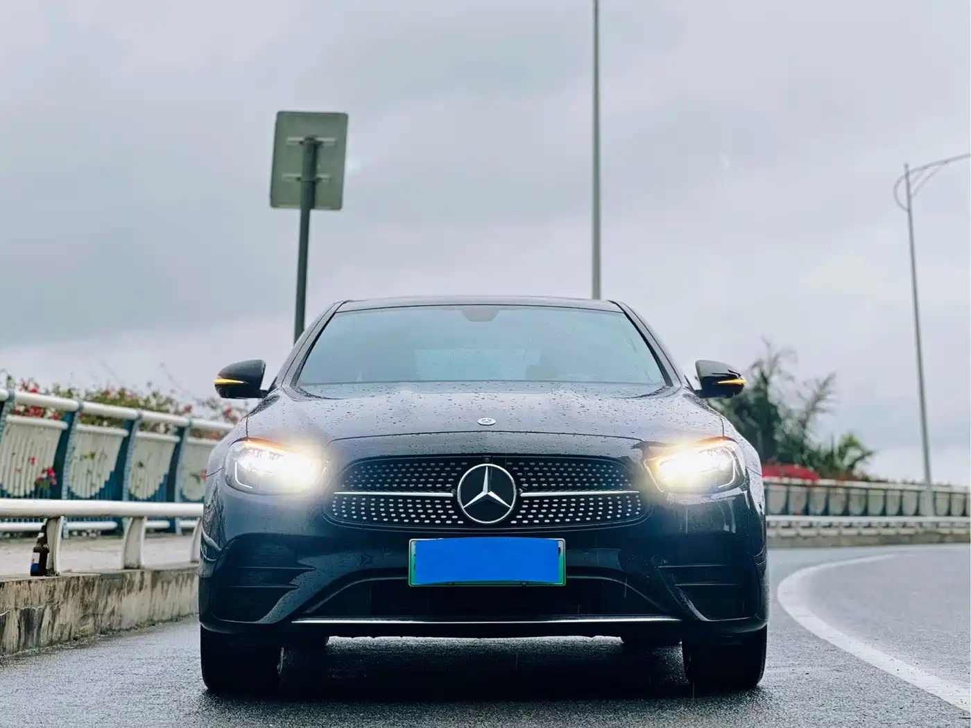 Mercedes-Benz E-Class New Energy 2022 E 350 e L Plug-in Hybrid Sports Sedan фото 2