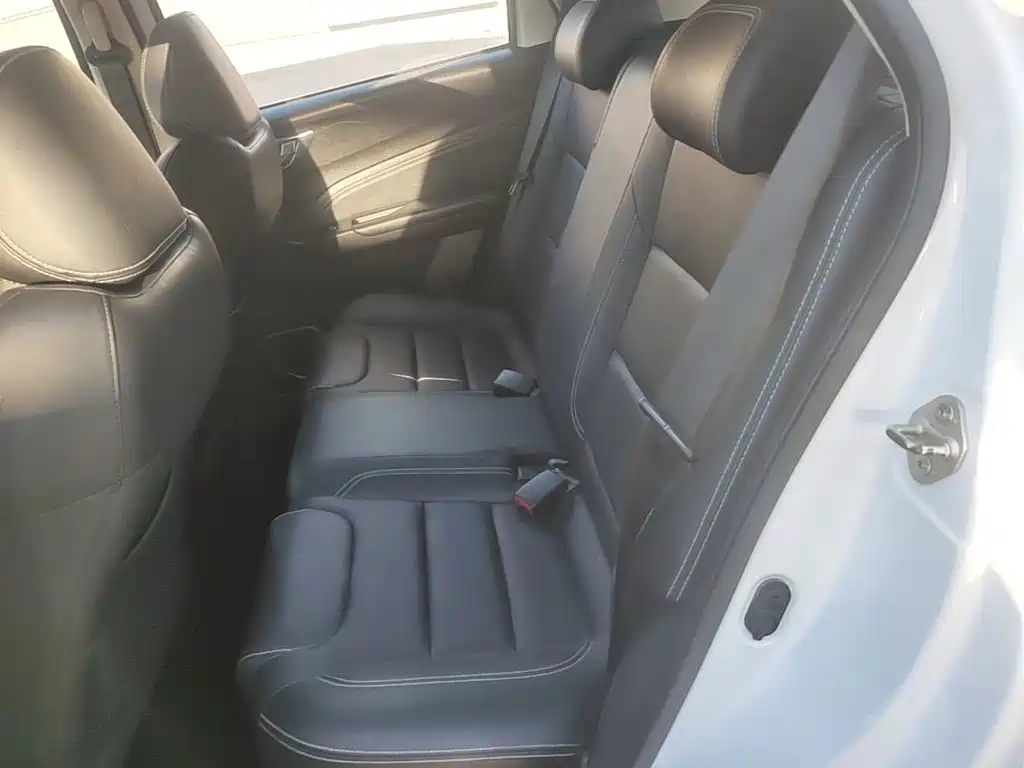Фото 17 - Geely Vision X3