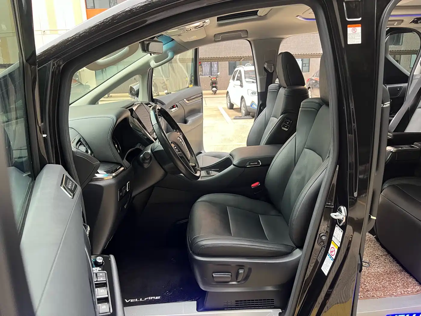 Toyota Vellfire 2019 Hybrid 2.5L HV Luxury Edition фото 6