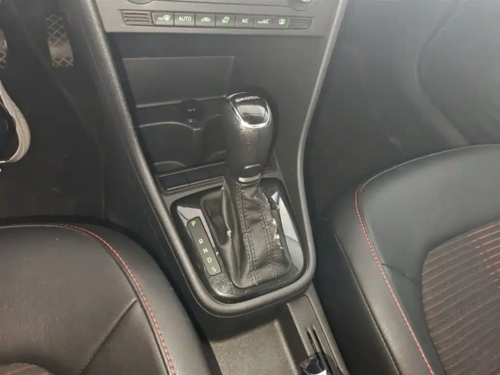 Škoda Skoda Rapid Spaceback 2016 1.6L Automatic Smart Edition фото 14