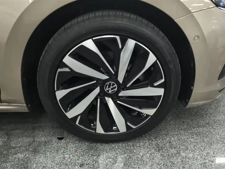 Volkswagen Passat 2022 380TSI Luxury Edition фото 6