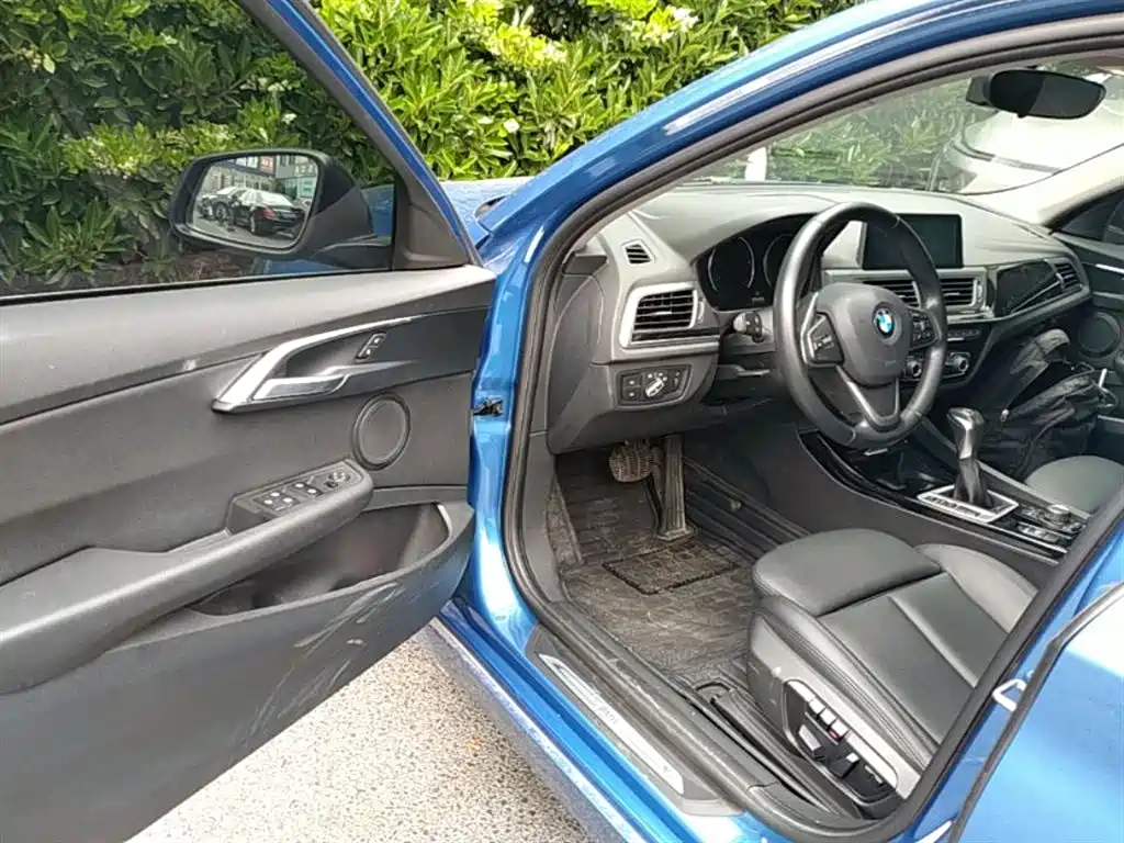 BMW 1 Series 2017 118i Sport фото 16