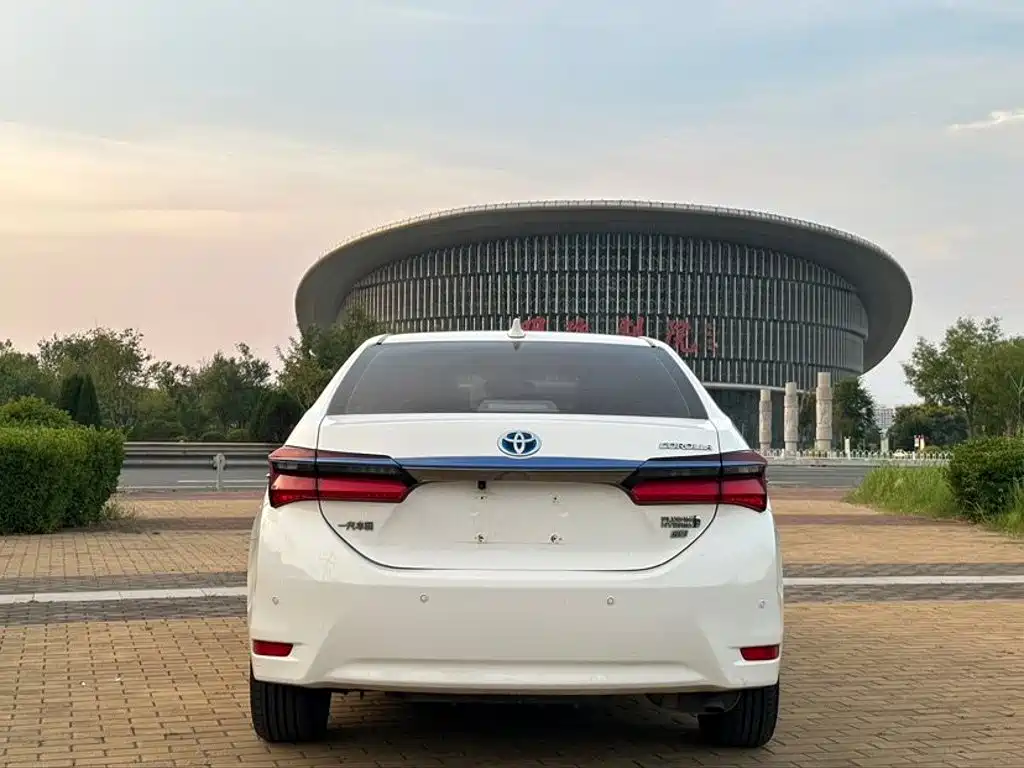 Toyota Corolla Twin Engine E+ 2020 2019 1.8L E-CVT Luxury Edition