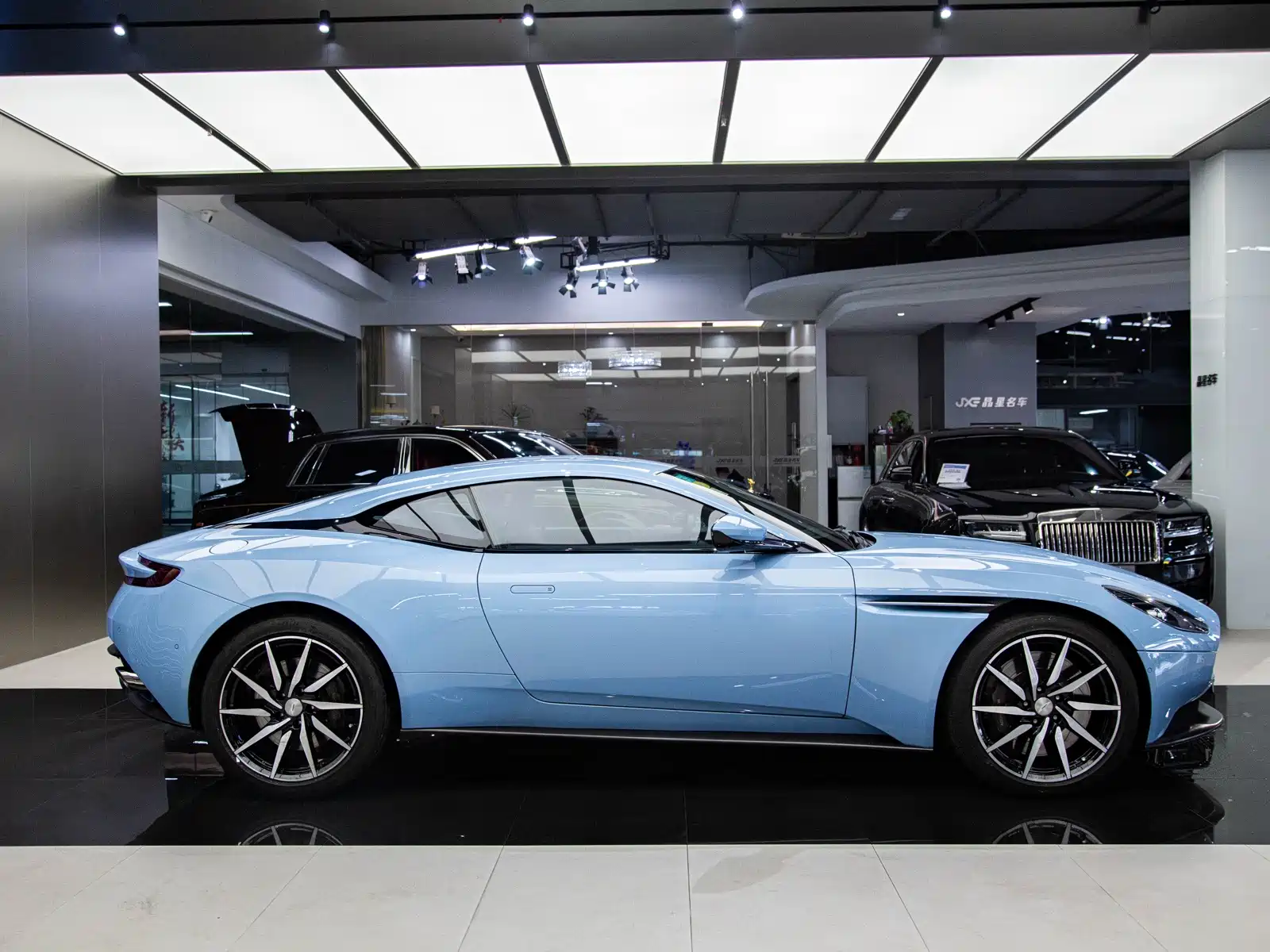 Фото 11 - Aston Martin DB11