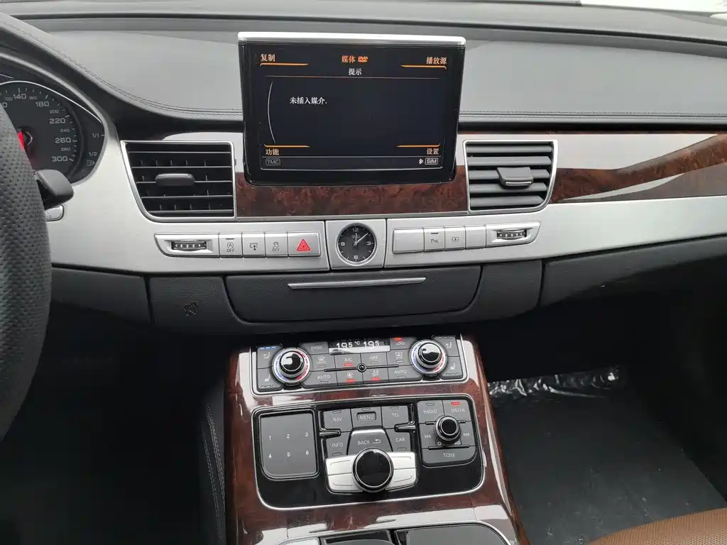 Фото 12 - Audi A8
