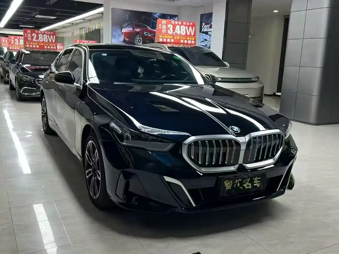 BMW 5 Series 2025 530Li Leading M Sport Package фото 2