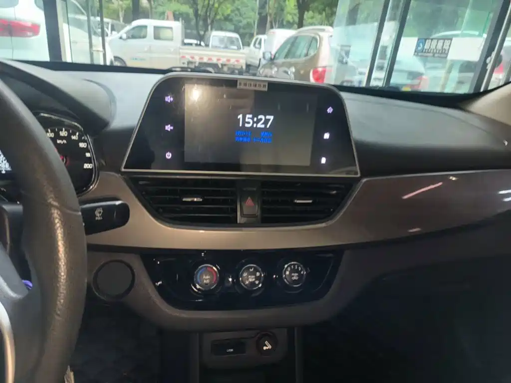 Baojun 310W 2018 2017 1.5L Manual Fashion Edition (China V)