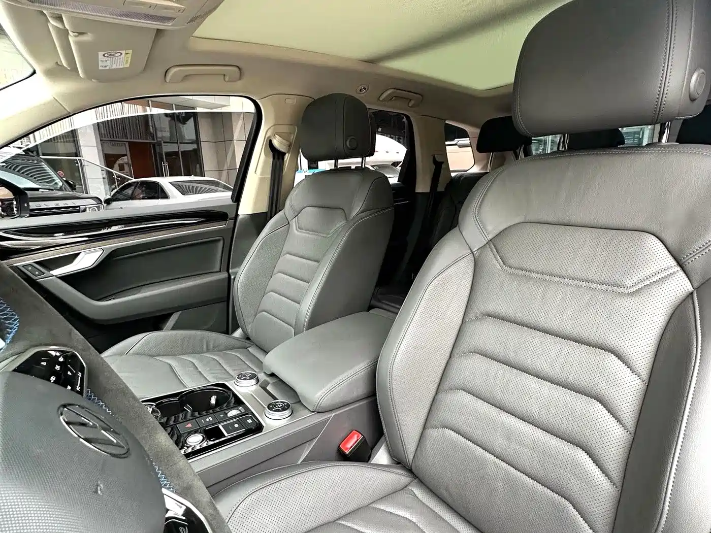Volkswagen Touareg 2021 3.0TSI R-Line Classic Sport Package фото 8