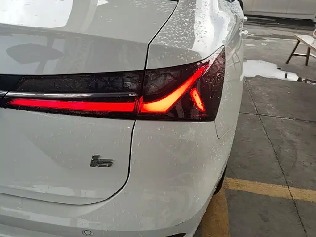 Фото 24 - Roewe i5