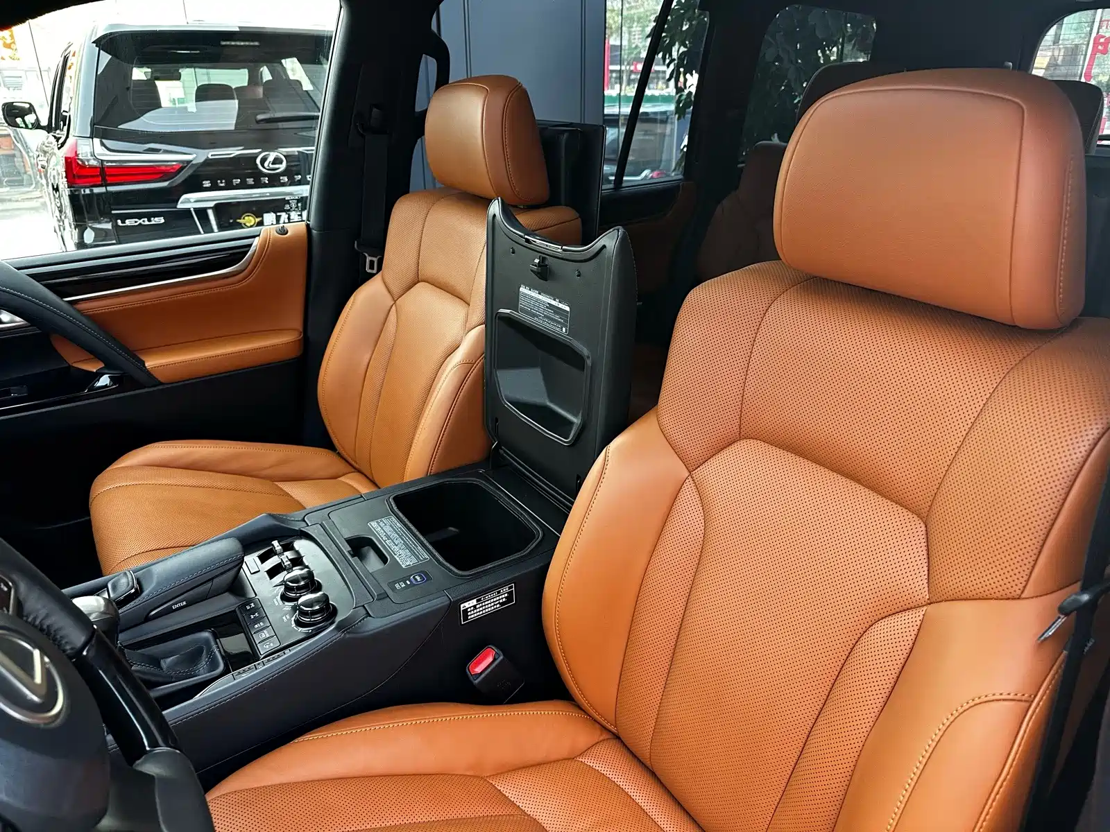 Фото 13 - Lexus LX
