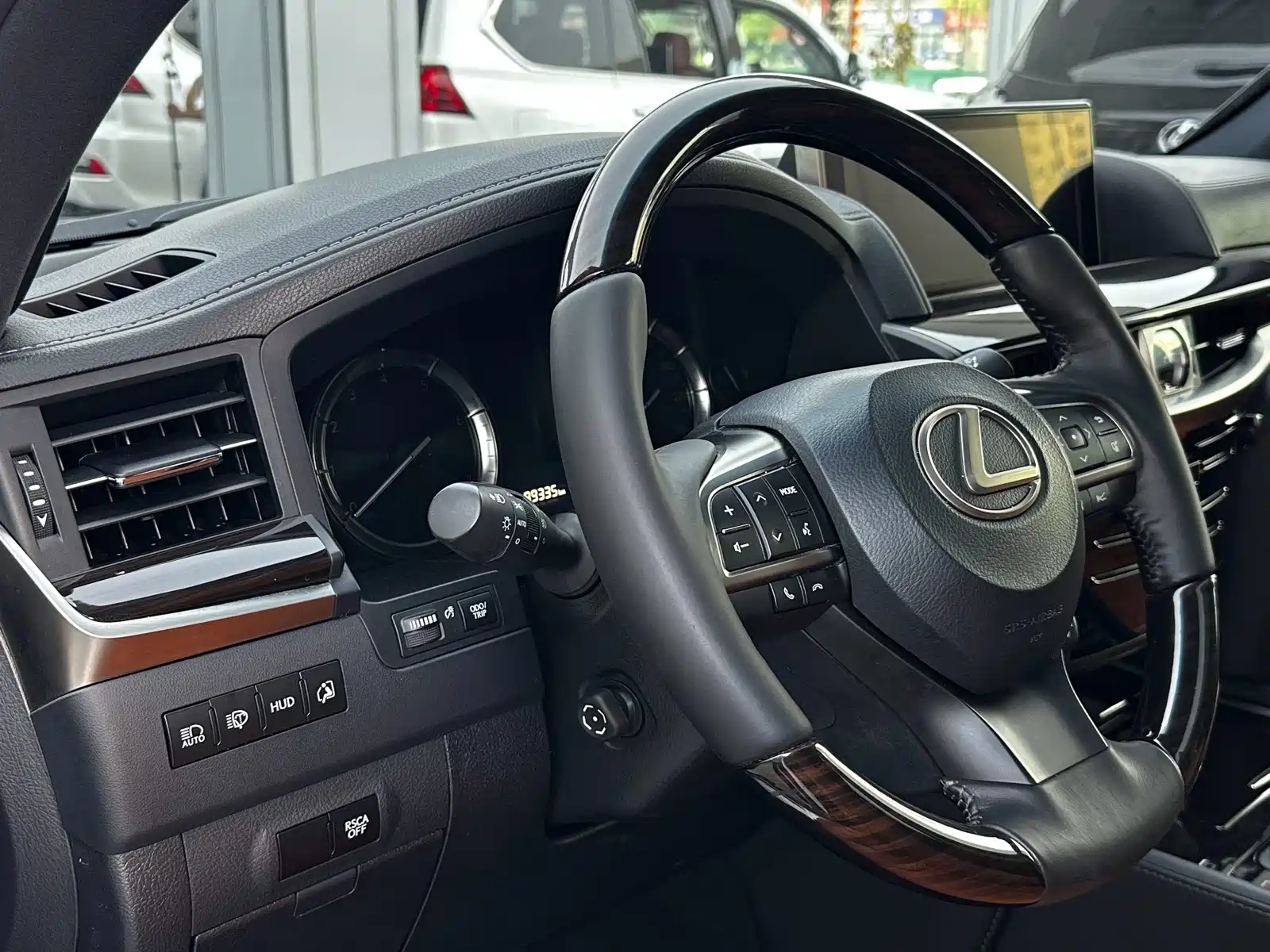 Фото 19 - Lexus LX