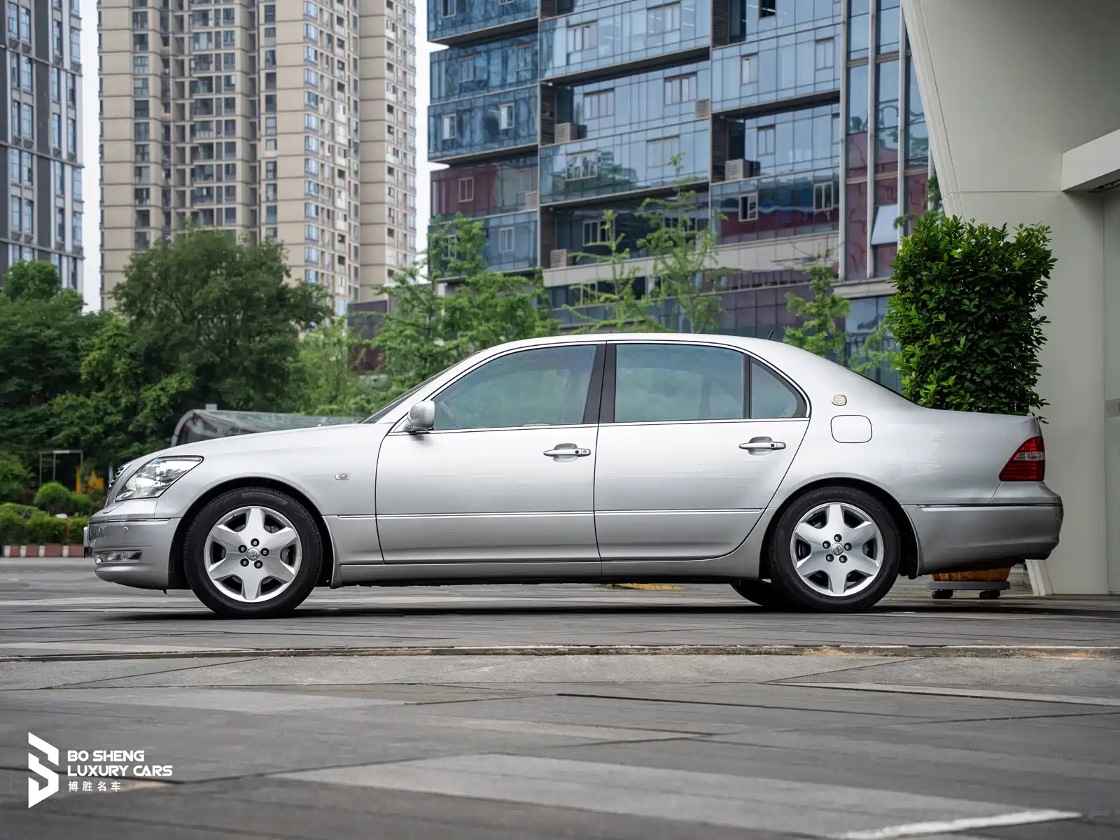 Фото 16 - Lexus LS