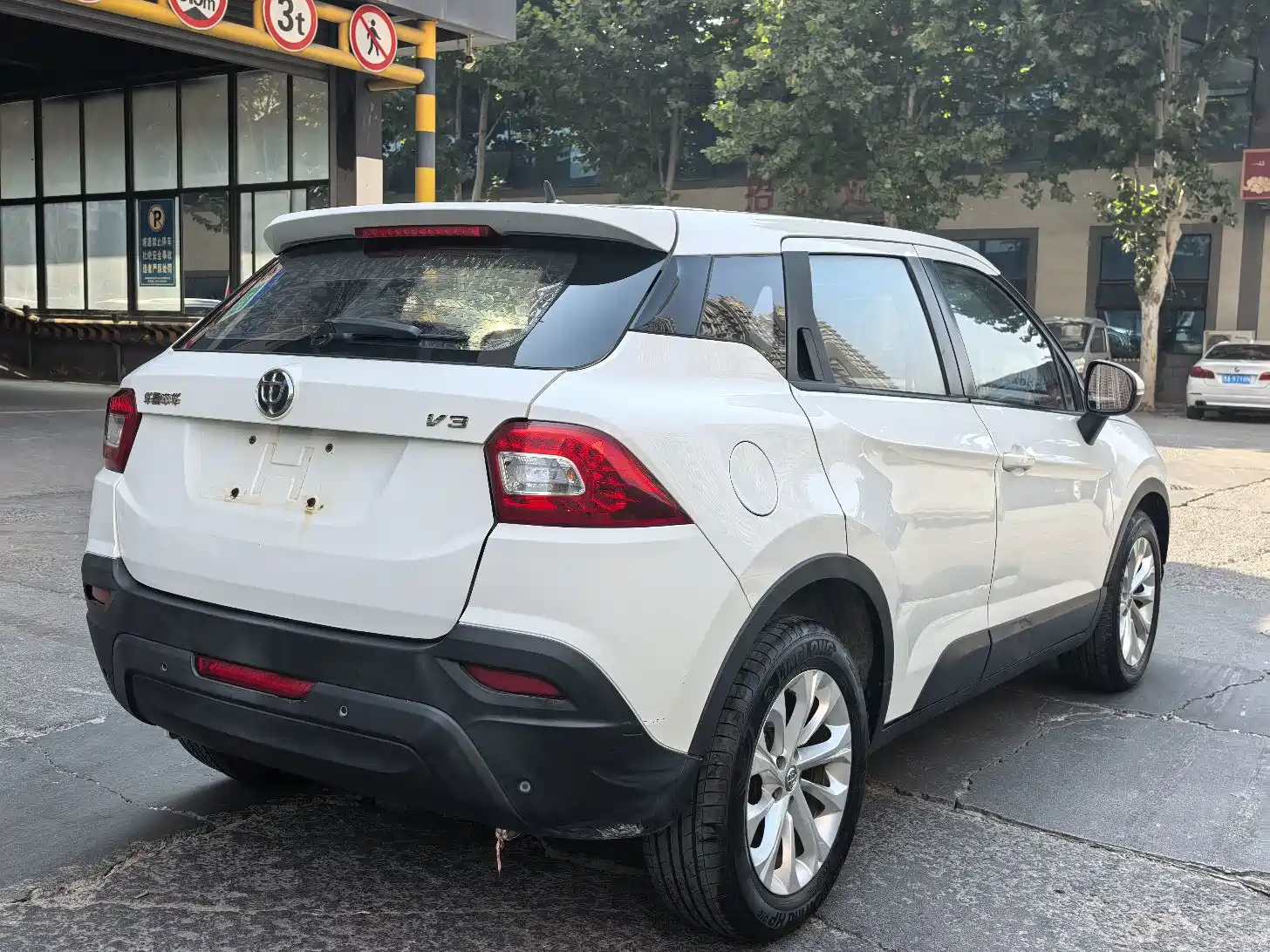 Фото 7 - Zhonghua V3