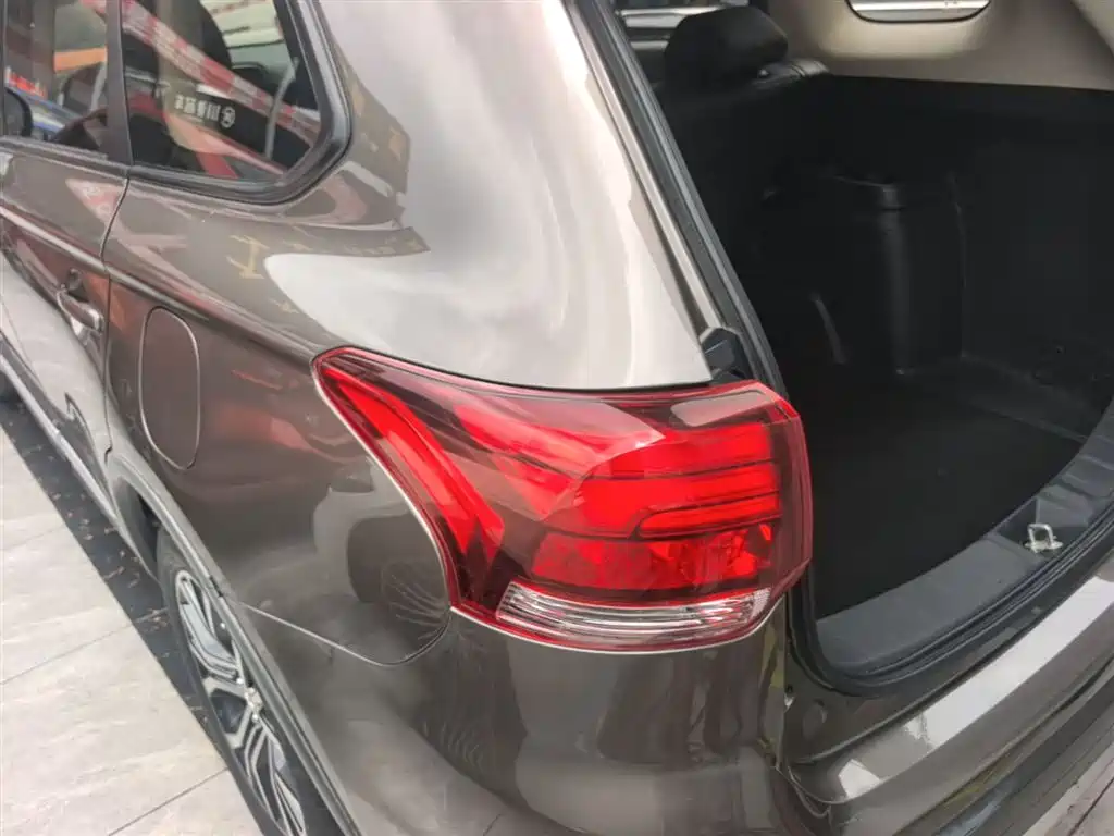Mitsubishi Outlander 2018 2.0L 2WD Glory Edition 5-seater фото 5