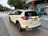 Фото 8 - Toyota RAV4
