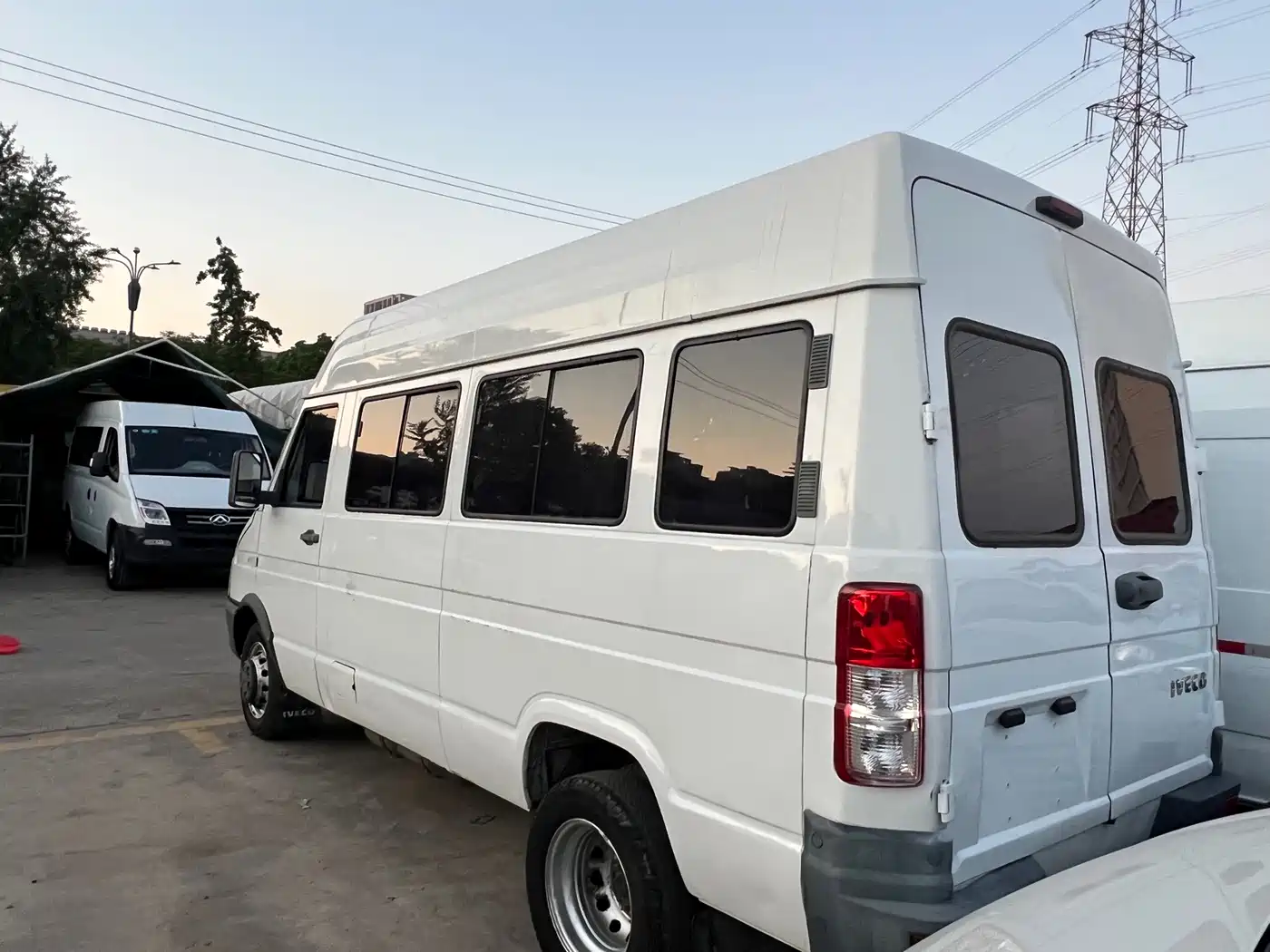Iveco Daily 2022 2021 2.5T A40 M1 Bus 5-9 Seats Long Wheelbase Medium Roof Dual Tires Sliding Door