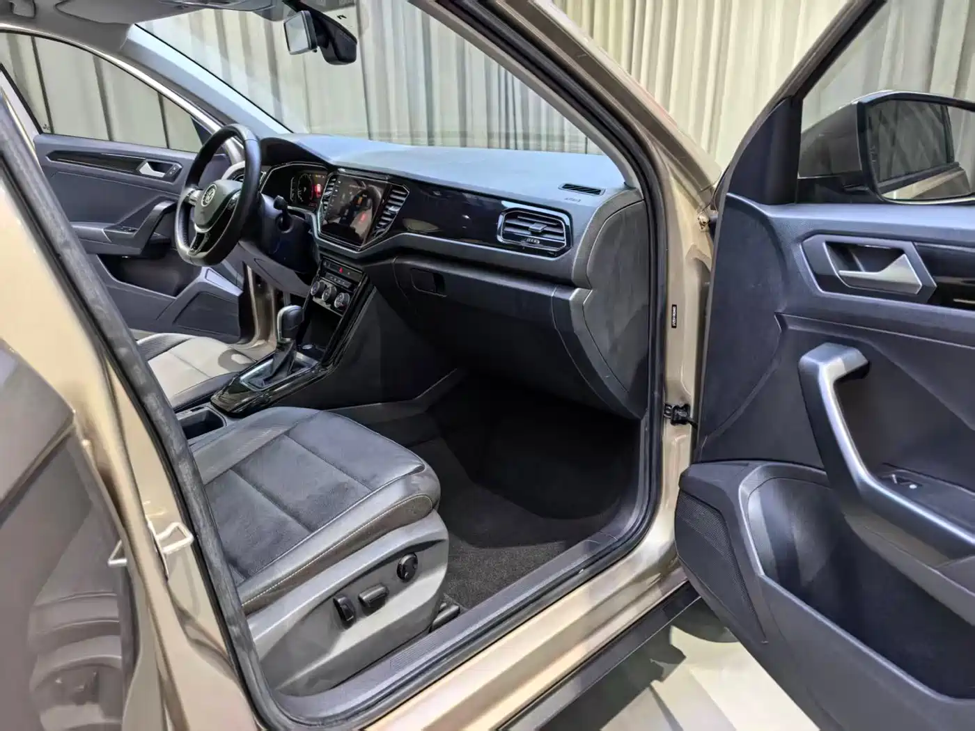 Volkswagen T-ROC 2022 280TSI DSG 2WD Comfort PLUS фото 8