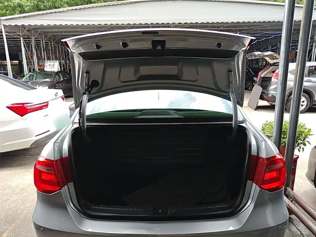 Volkswagen Jetta 2013 1.6L Automatic Comfort фото 19