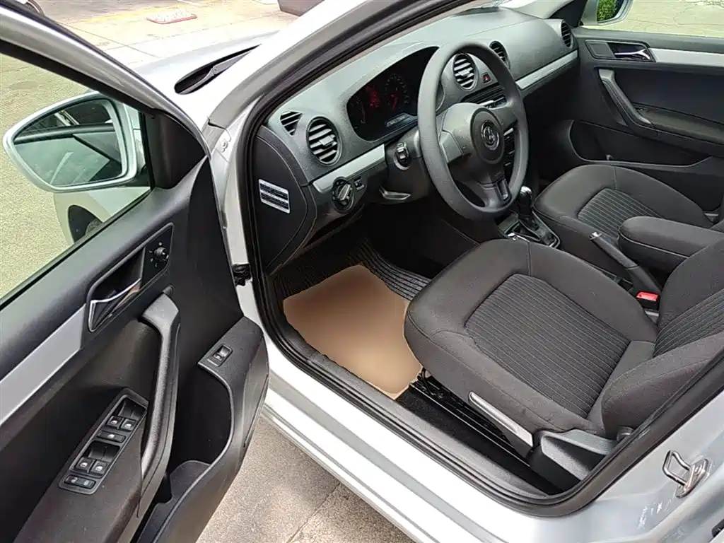 Volkswagen Jetta 2013 1.6L Automatic Comfort фото 16