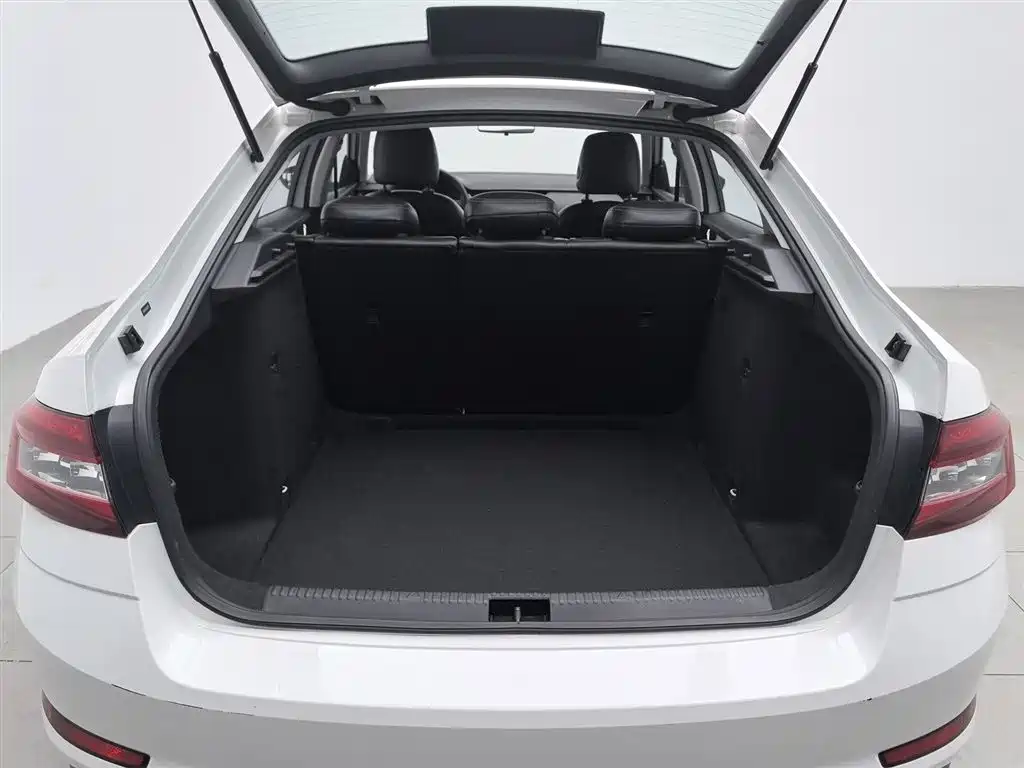 Škoda Octavia 2018 1.6L Manual Standard Edition фото 16