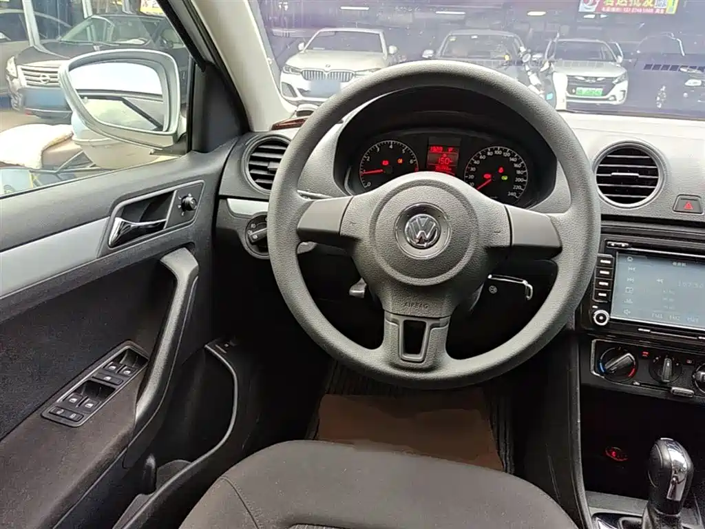 Volkswagen Jetta 2013 1.6L Automatic Comfort фото 11