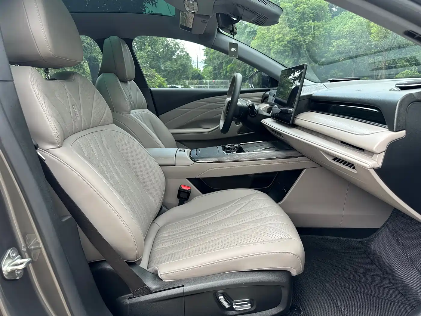 Geely Galaxy Galaxy Xingyao 8 2025 130km EM-i Premium Edition фото 36
