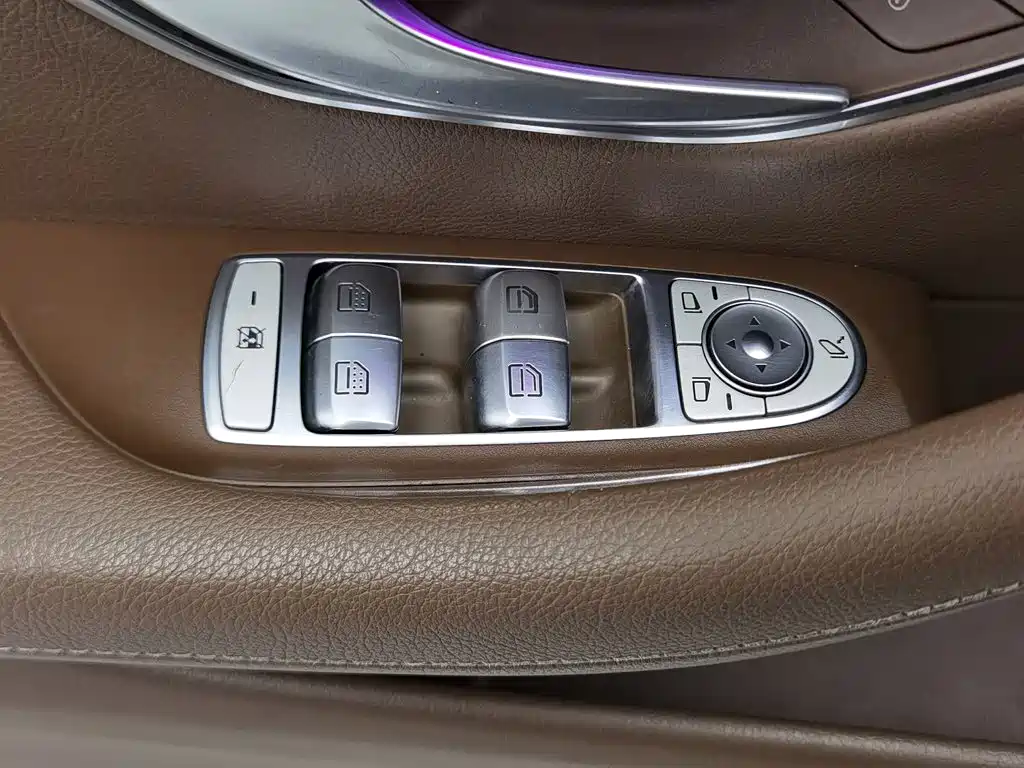 Photo 9 - Mercedes-Benz E-Class