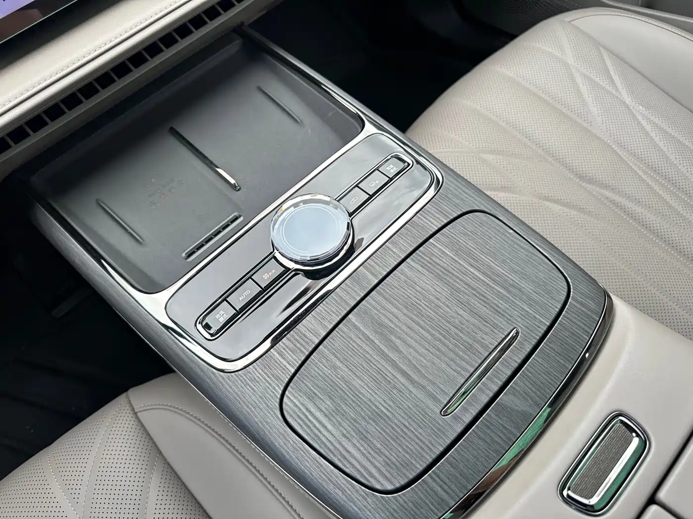 Geely Galaxy Galaxy Xingyao 8 2025 130km EM-i Premium Edition фото 25