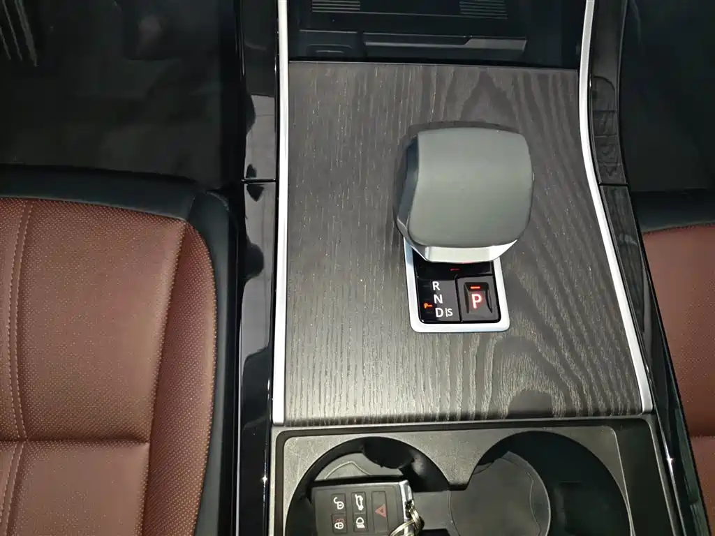 Land Rover Range Rover Evoque 2024 Range Rover Evoque L 249PS Light Master Edition фото 10