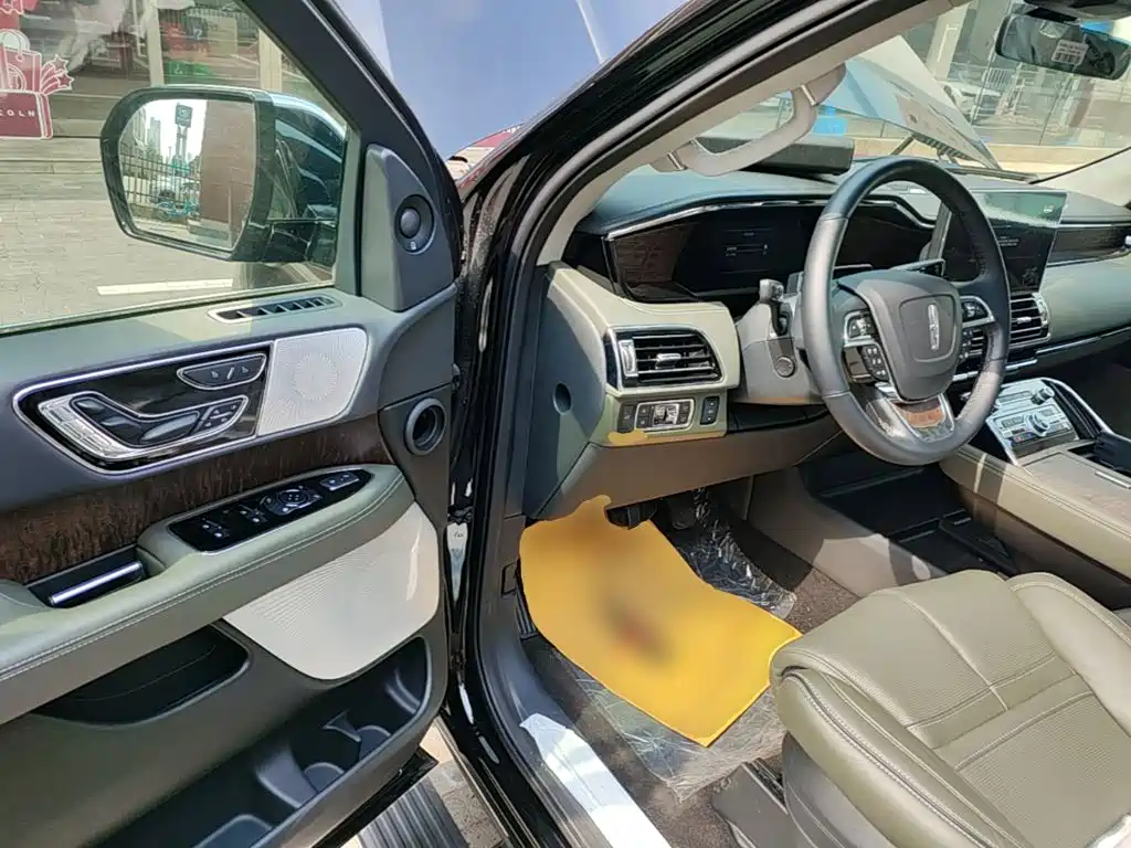 Фото 16 - Lincoln Navigator