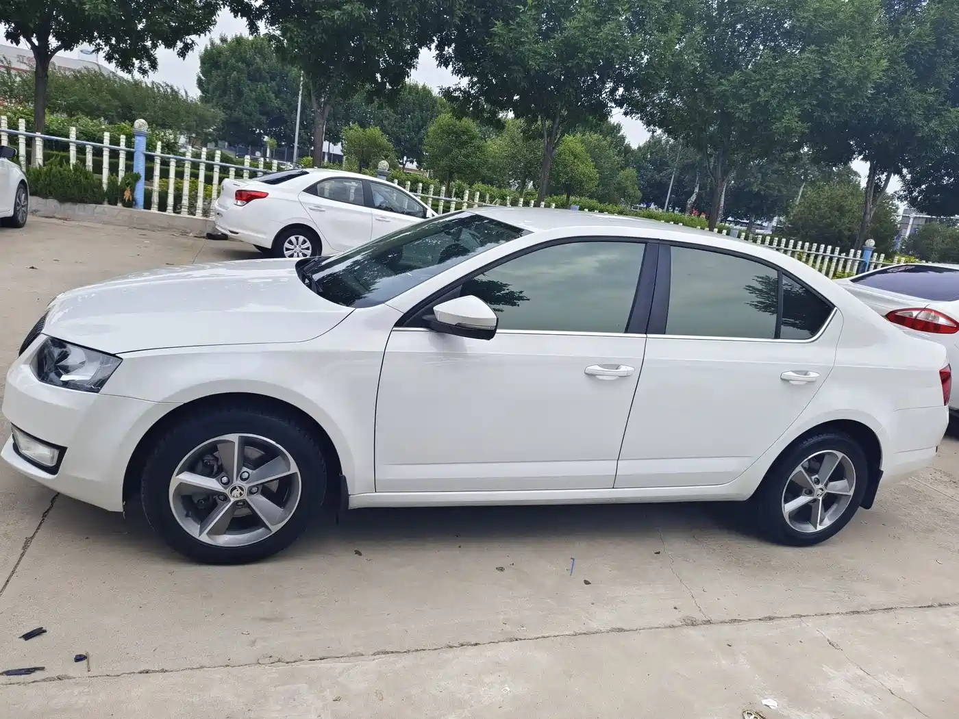 Škoda Octavia 2016 1.6L Automatic Pioneer Edition фото 4