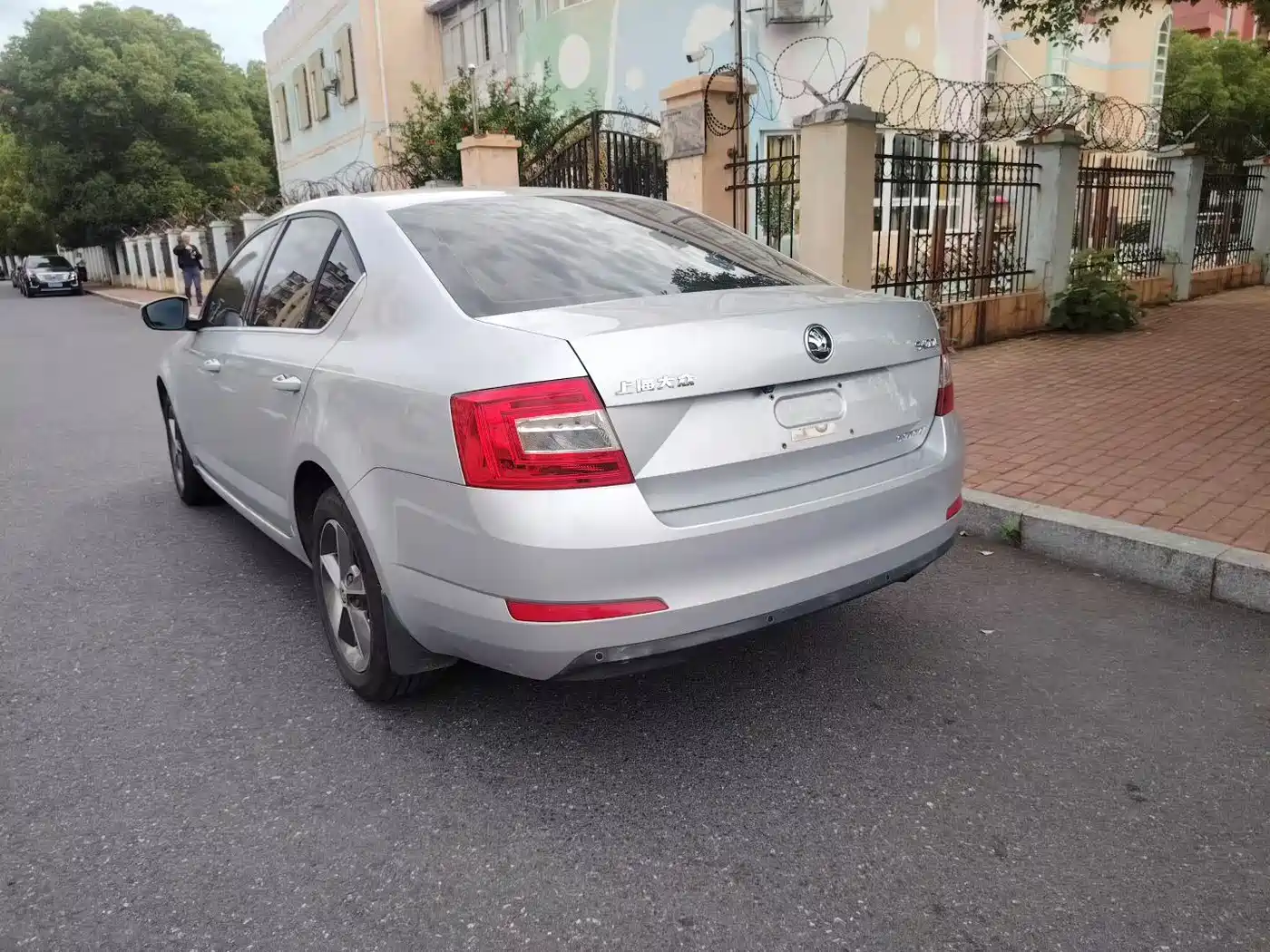 Škoda Octavia 2016 1.6L Automatic Pioneer Edition фото 4