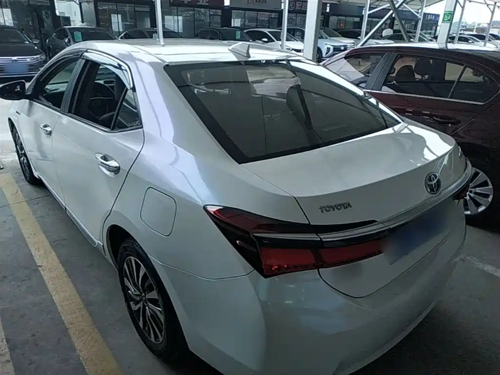Toyota Corolla 2017 Facelift Hybrid 1.8L E-CVT Elite Edition фото 23